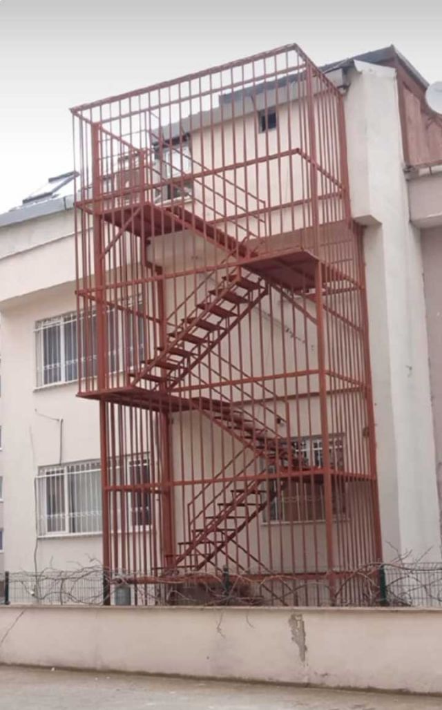 Çift Kollu Yangın Merdiveni